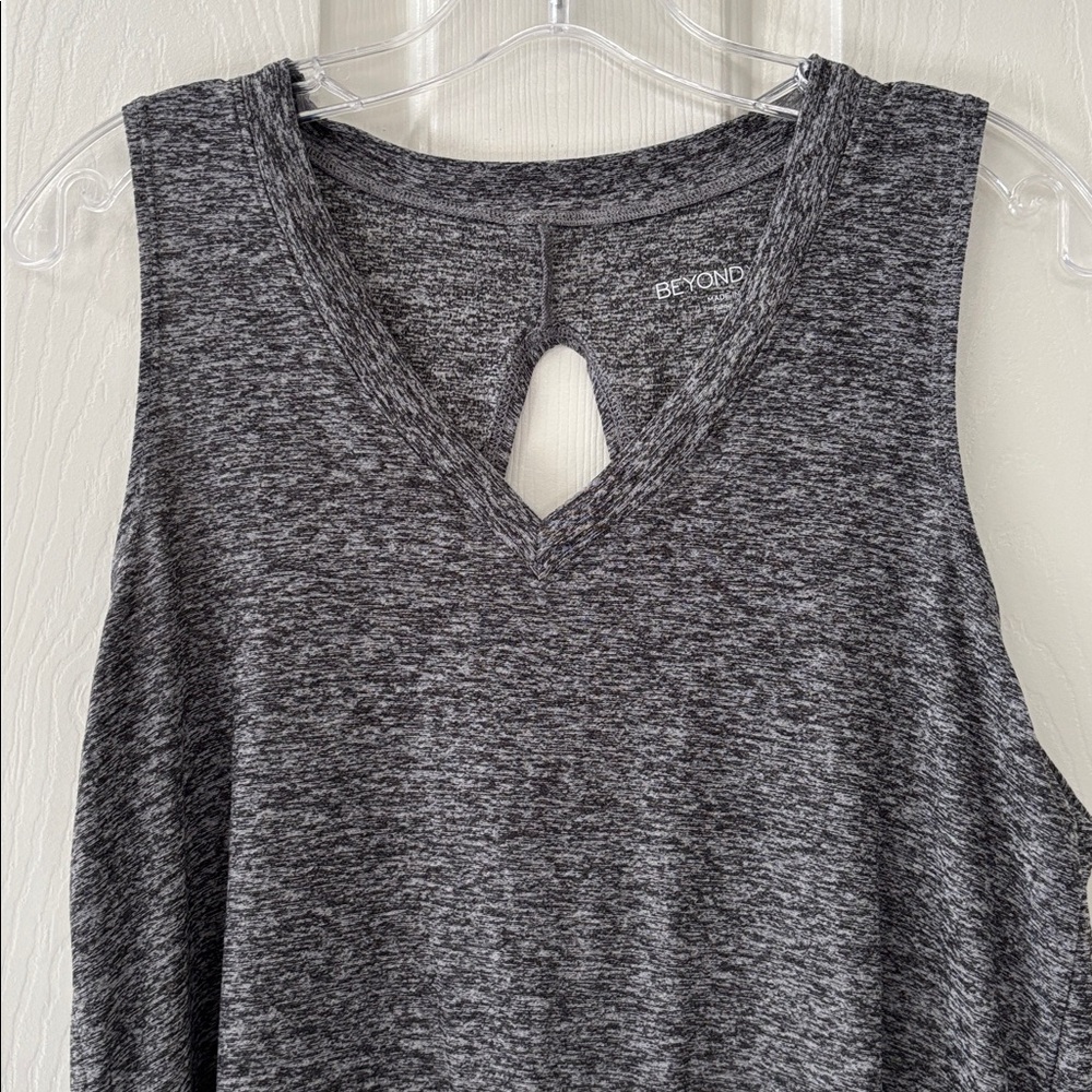 Beyond Yoga Black & Gray Space Dye V-Neck Featherweight Split Back Tank Size S - Picture 3 of 10
